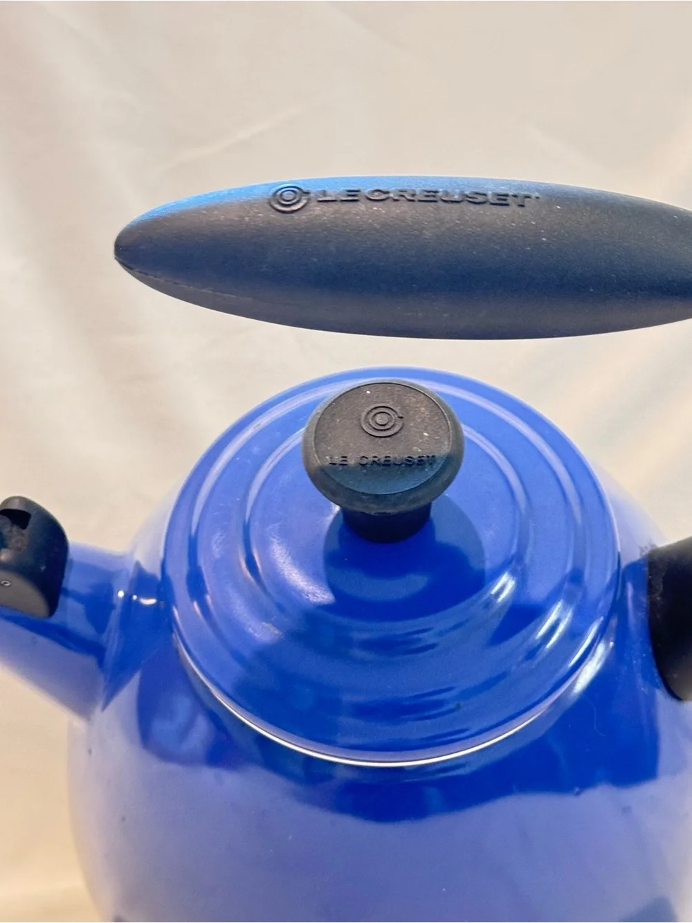 Le Creuset 1.6 Qt Whistling Halo Enamel on Steel Tea Kettle/Pot Blue